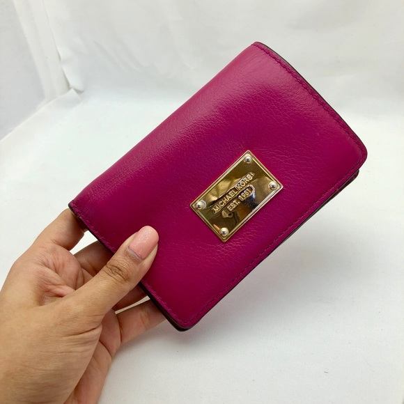 MICHAEL KORS fuchsia leather wallet - Picture 2 of 8